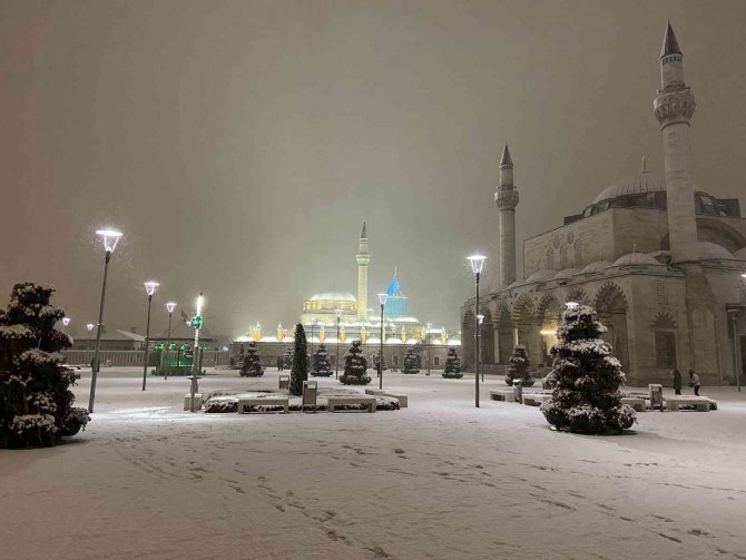 Konya Beyaza Büründü, Vatandaşların Karın Tadını Çıkarttı