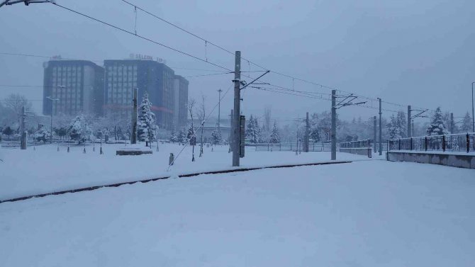 Konya’da Kar Yağışı Etkisini Sürdürüyor