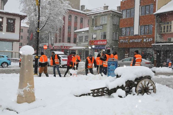 Akşehir’de Kar Temizliği Çalışmaları Sürüyor