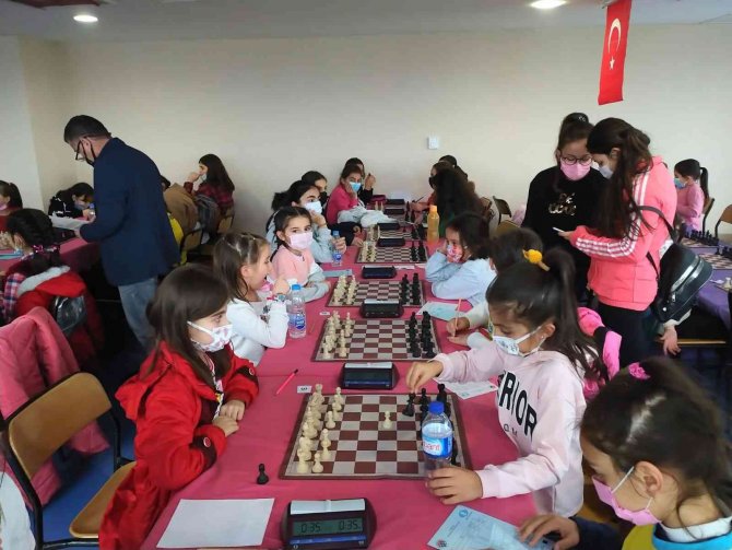 Tosyalı Öğrenciler Satranç Turnuvasından 2 Birincilikle Döndü