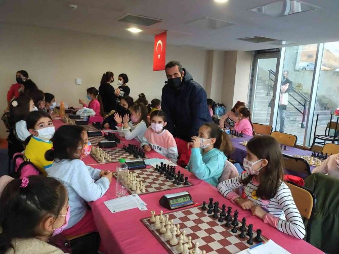 Tosyalı Öğrenciler Satranç Turnuvasından 2 Birincilikle Döndü