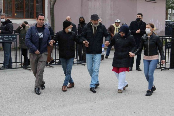 Manisa’da Trabzonsporlu Taraftarlardan Bir Ton Hamsi İkramı