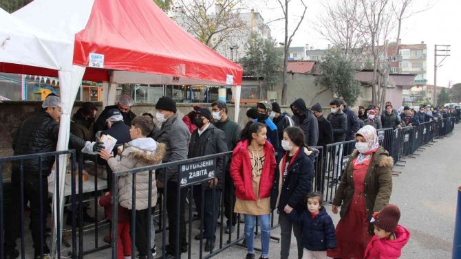 Manisa’da Trabzonsporlu Taraftarlardan Bir Ton Hamsi İkramı