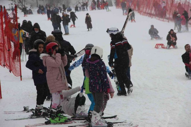 Binler Palandöken’e Akın Etti, Pistler Doldu Taştı