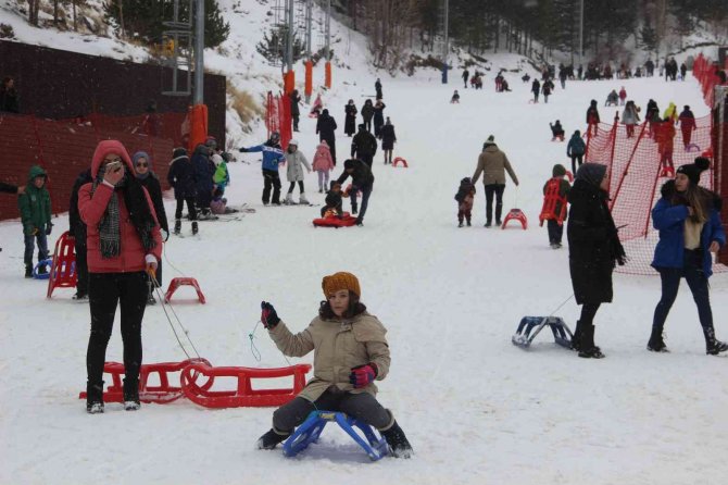 Binler Palandöken’e Akın Etti, Pistler Doldu Taştı
