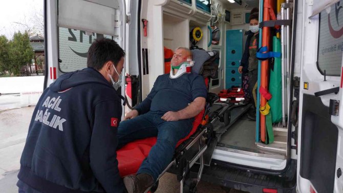 Kaza Sonrası Aracındaki Hasara Bakarken Başka Bir Aracın Çarptığı Sürücü Hastanelik Oldu