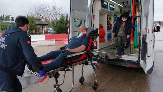 Kaza Sonrası Aracındaki Hasara Bakarken Başka Bir Aracın Çarptığı Sürücü Hastanelik Oldu