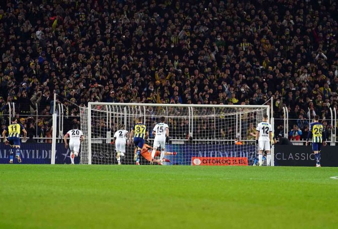 Spor Toto Süper Lig: Fenerbahçe: 2 - Beşiktaş: 1 (İ̇lk Yarı)
