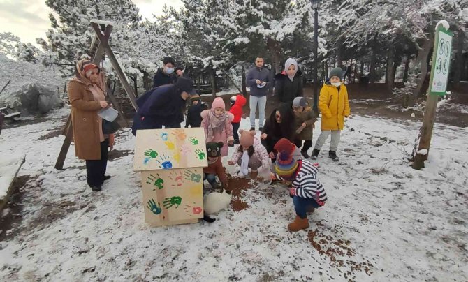 Yozgat’ta Minik Öğrenciler Hayvanlar İçin Yuva Yapıp Yiyecek Bıraktı