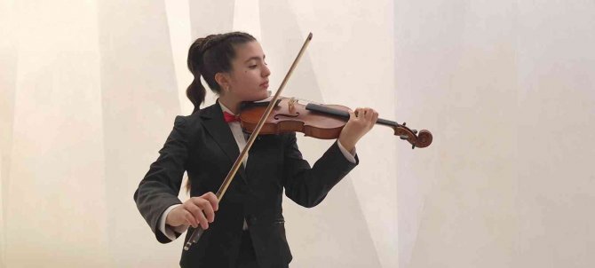14 Yaşındaki Elif’ten Uluslararası Müzik Yarışmalarında Birincilik