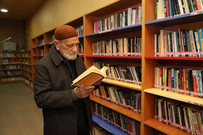 88’lik Şehmuz Dede Kütüphaneden Çıkmıyor