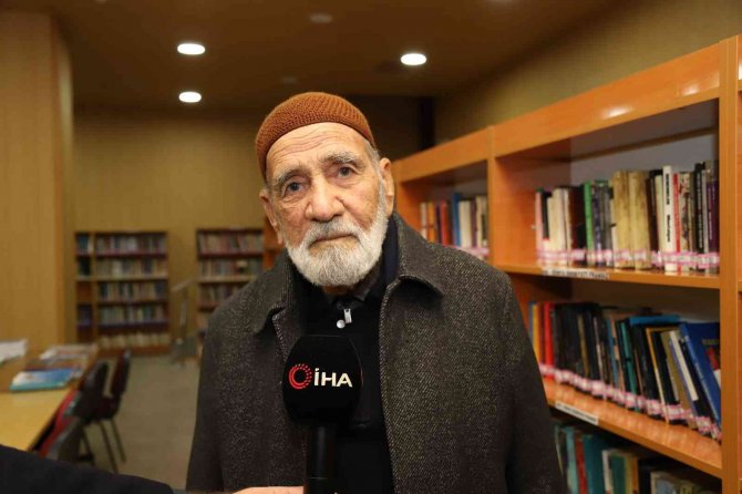 88’lik Şehmuz Dede Kütüphaneden Çıkmıyor