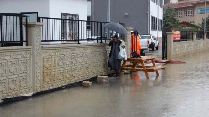 Okulun Sokağını Su Bastı