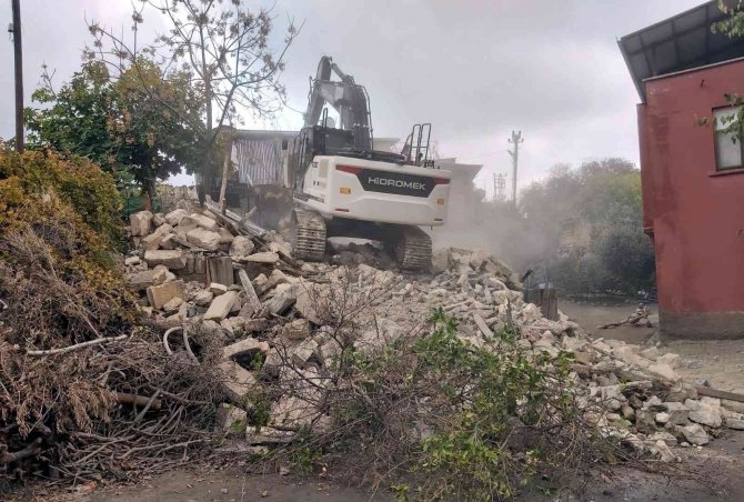 Akdeniz’de Metruk Binaların Yıkımı Devam Ediyor