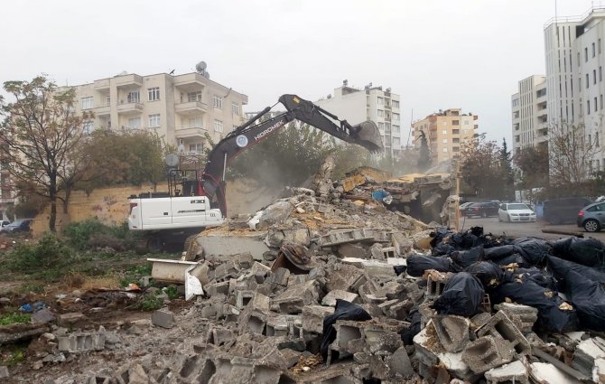 Akdeniz’de Metruk Binaların Yıkımı Devam Ediyor