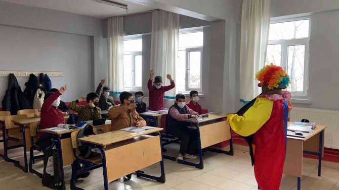 Öğrencilere Okulu Sevdirmek İsteyen Öğretmen Palyaço Kıyafetiyle Derse Girdi