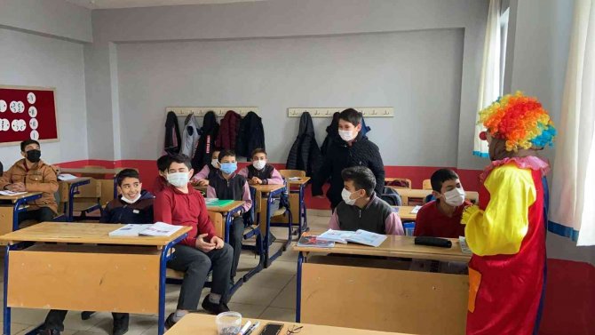 Öğrencilere Okulu Sevdirmek İsteyen Öğretmen Palyaço Kıyafetiyle Derse Girdi
