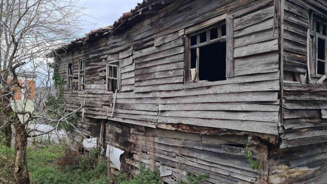Alaplı’da Tehlikeli Ahşap Evler İçin Yıkım Kararı Çıktı