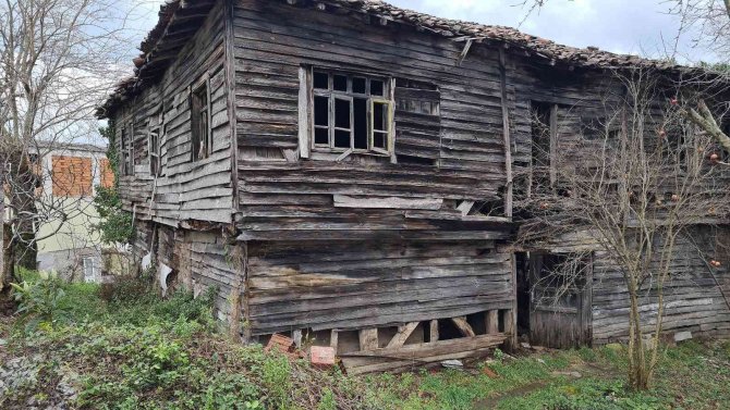 Alaplı’da Tehlikeli Ahşap Evler İçin Yıkım Kararı Çıktı