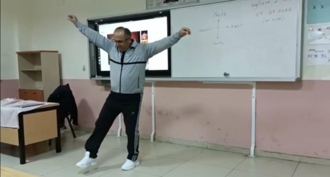 Beden Eğitimi Öğretmeni Sınıfta Harmandalı Oynadı