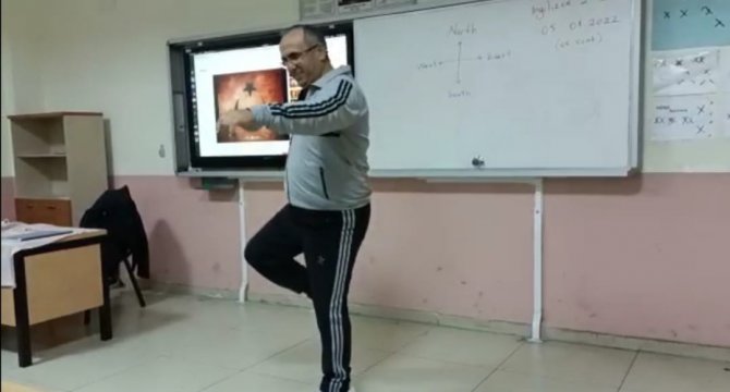 Beden Eğitimi Öğretmeni Sınıfta Harmandalı Oynadı