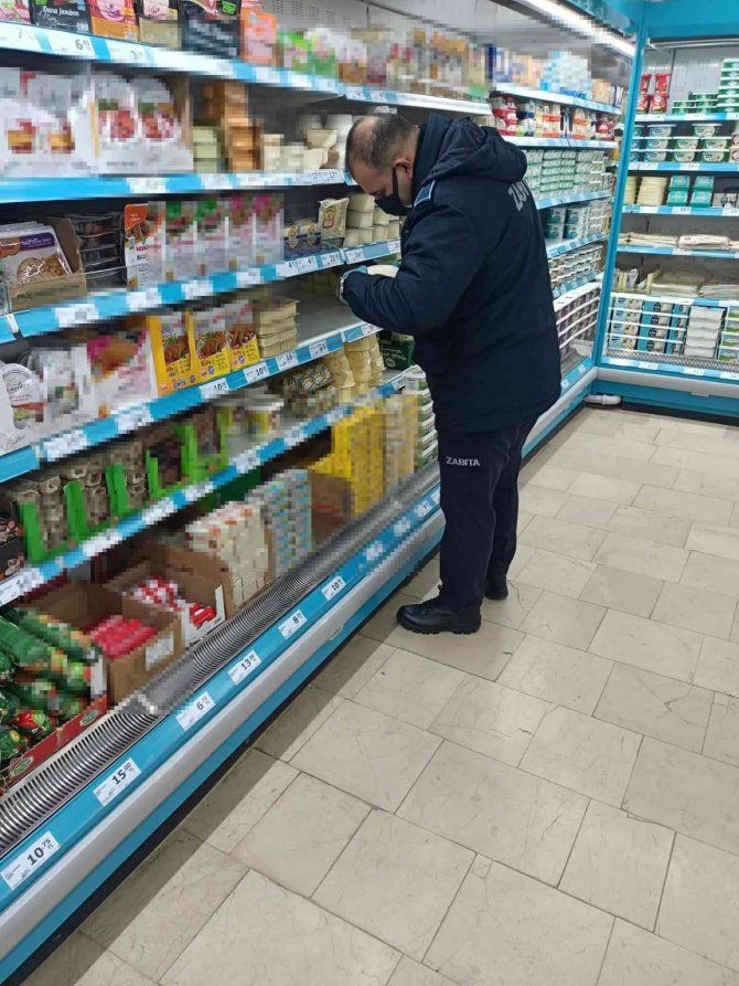 Zincir Markette Tarihi Geçmiş Ürüne El Kondu