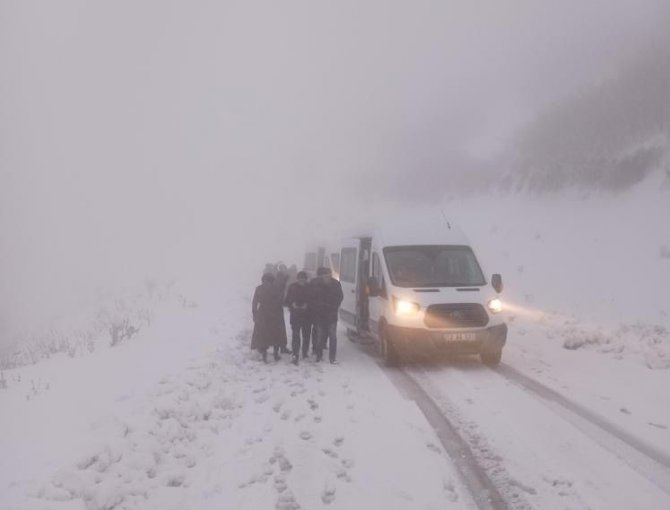 Kar Ve Tipi Mahsur Bıraktı, Tırlar Yolda Kaldı