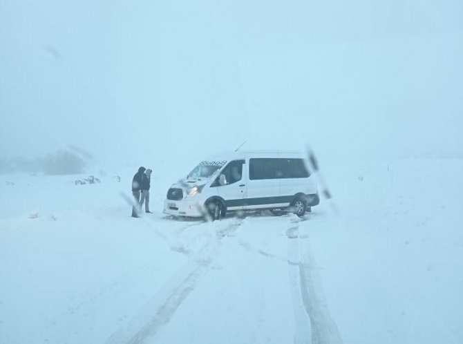 Kar Ve Tipi Mahsur Bıraktı, Tırlar Yolda Kaldı