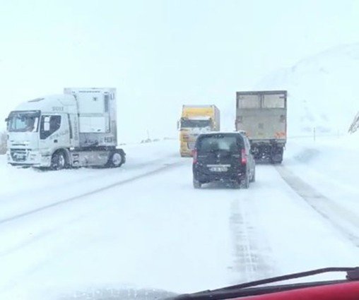 Kar Ve Tipi Mahsur Bıraktı, Tırlar Yolda Kaldı