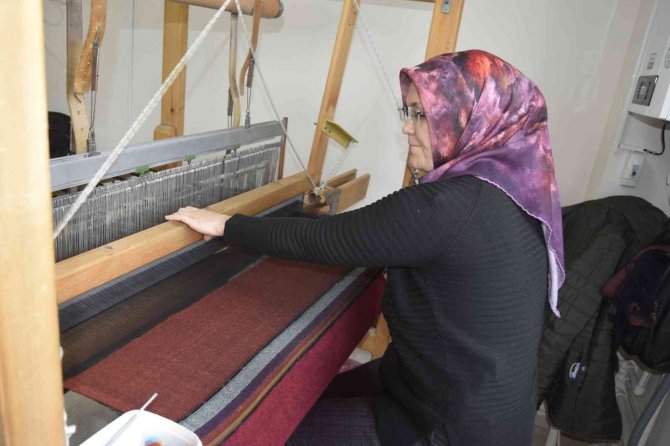 Burdurlu Kadınlar 300 Yıllık Alaca Dokumayı İlmek İlmek Dokuyarak Yaşatıyor
