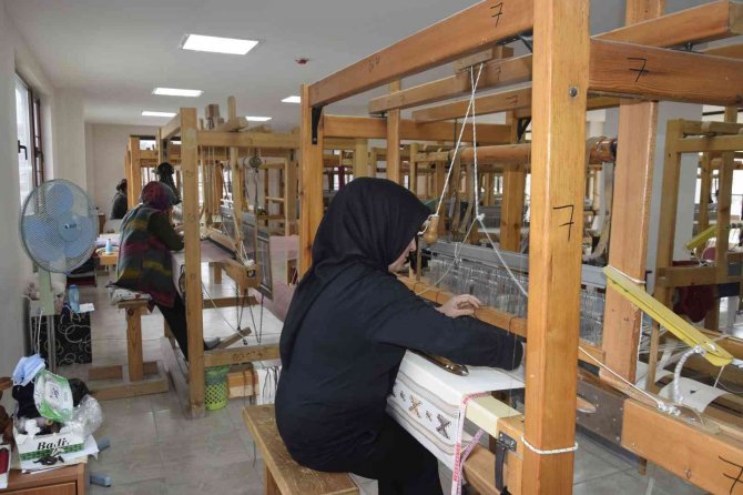 Burdurlu Kadınlar 300 Yıllık Alaca Dokumayı İlmek İlmek Dokuyarak Yaşatıyor