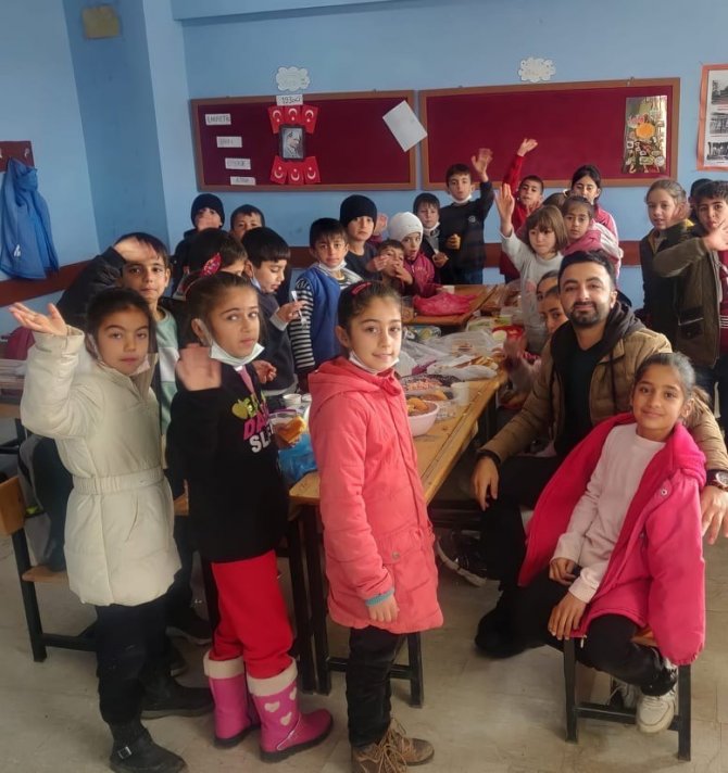 Vefakar Öğretmen Öğrencilerini Yalnız Bırakmıyor