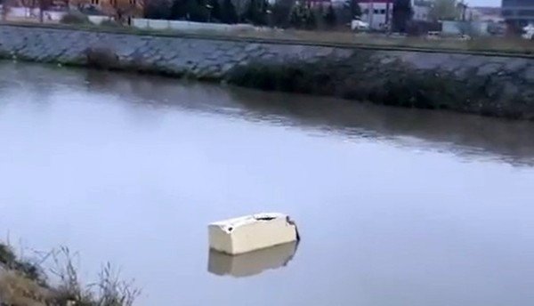 Dereye Atılan Buzdolabı Vinçle Çıkarılarak Geri Dönüşüm Alanına Bırakıldı