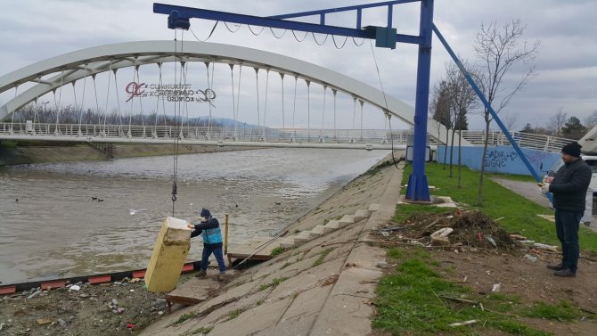 Dereye Atılan Buzdolabı Vinçle Çıkarılarak Geri Dönüşüm Alanına Bırakıldı