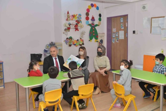 Milli Eğitim Müdürü Gürtürk, Öğrencilere Masal Okudu