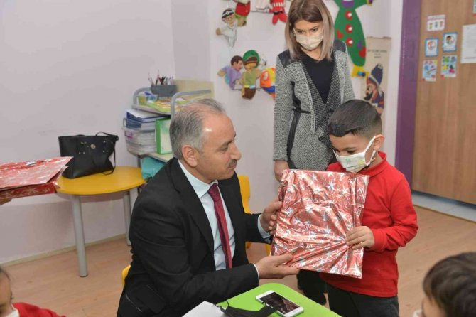 Milli Eğitim Müdürü Gürtürk, Öğrencilere Masal Okudu