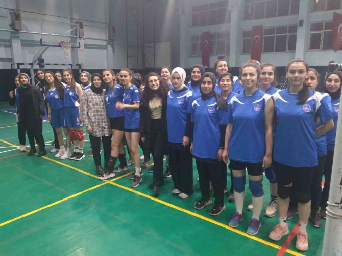 Voleybol Turnuvasında Renkli Görüntüler Ortaya Çıktı
