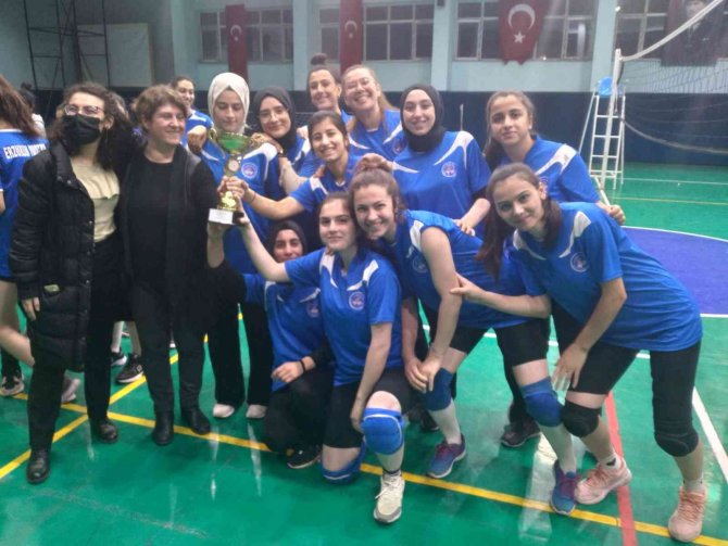 Voleybol Turnuvasında Coştular