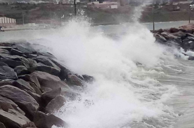 Fırtına Balık Tezgahlarına Esti, Fiyatlar Yükseldi