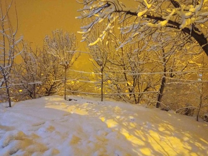 Hakkari’de Valiliğin Kar Uyarısının Ardından Yağış Başladı