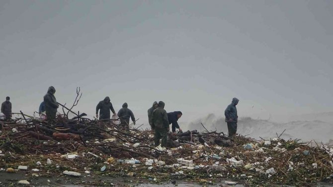 Asi Nehri Taştı, Bahçeleri Bastı