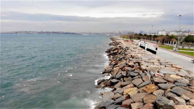 Kadıköy’de İ̇ski̇’nin Arıtma Tesisinden Bırakılan Su Denizin Rengini Değiştirdi