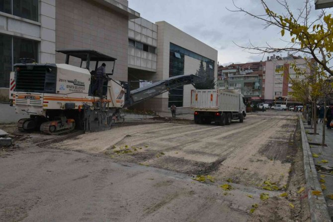 Isparta Meydan Avm Etrafında Çevre Düzenlemesi Yapılıyor