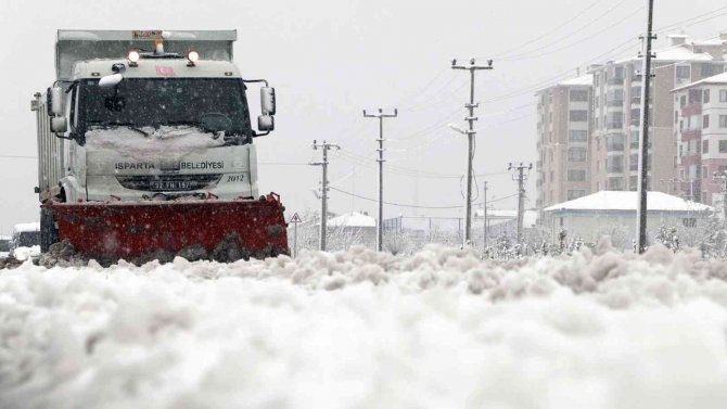 Isparta’da Karla Mücadelede 24 Saat Mesai