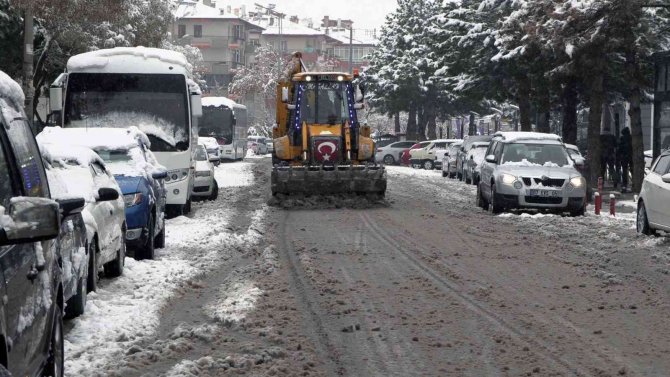 Isparta’da Karla Mücadelede 24 Saat Mesai