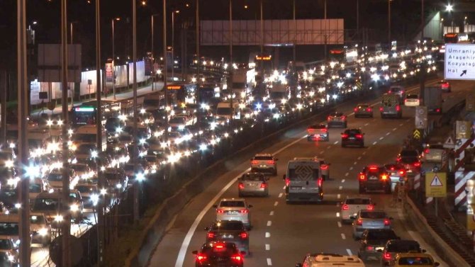 İ̇stanbul’da İlk İş Gününde Trafik Yüzde 60’ı Gördü