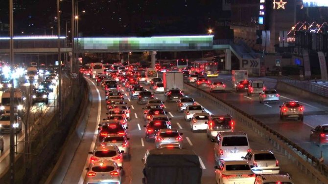 İ̇stanbul’da İlk İş Gününde Trafik Yüzde 60’ı Gördü
