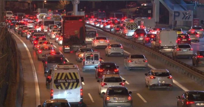 İ̇stanbul’da İlk İş Gününde Trafik Yüzde 60’ı Gördü