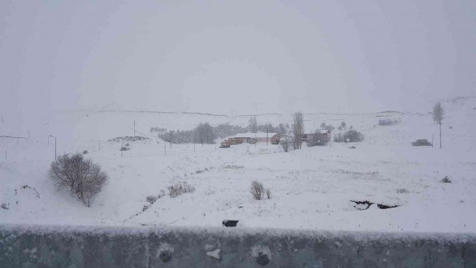 Kop Dağında Kar Ve Tipi Ulaşımı Olumsuz Etkiledi