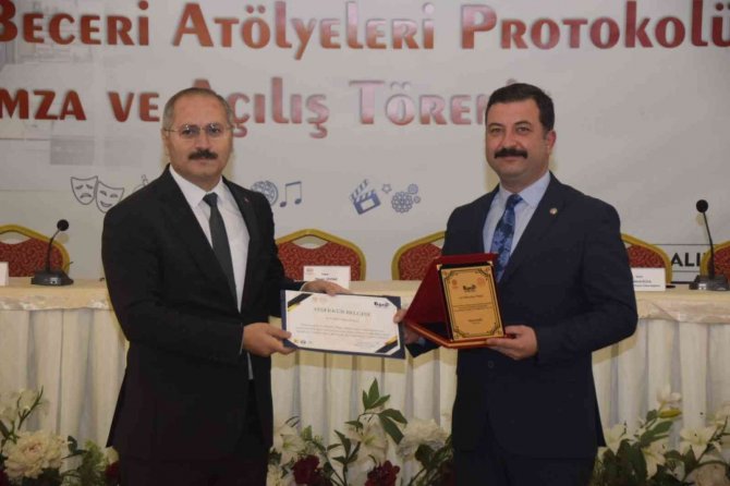 Mhp’ye ’Tasarım Beceri Atölye’sine Katkı Plaketi